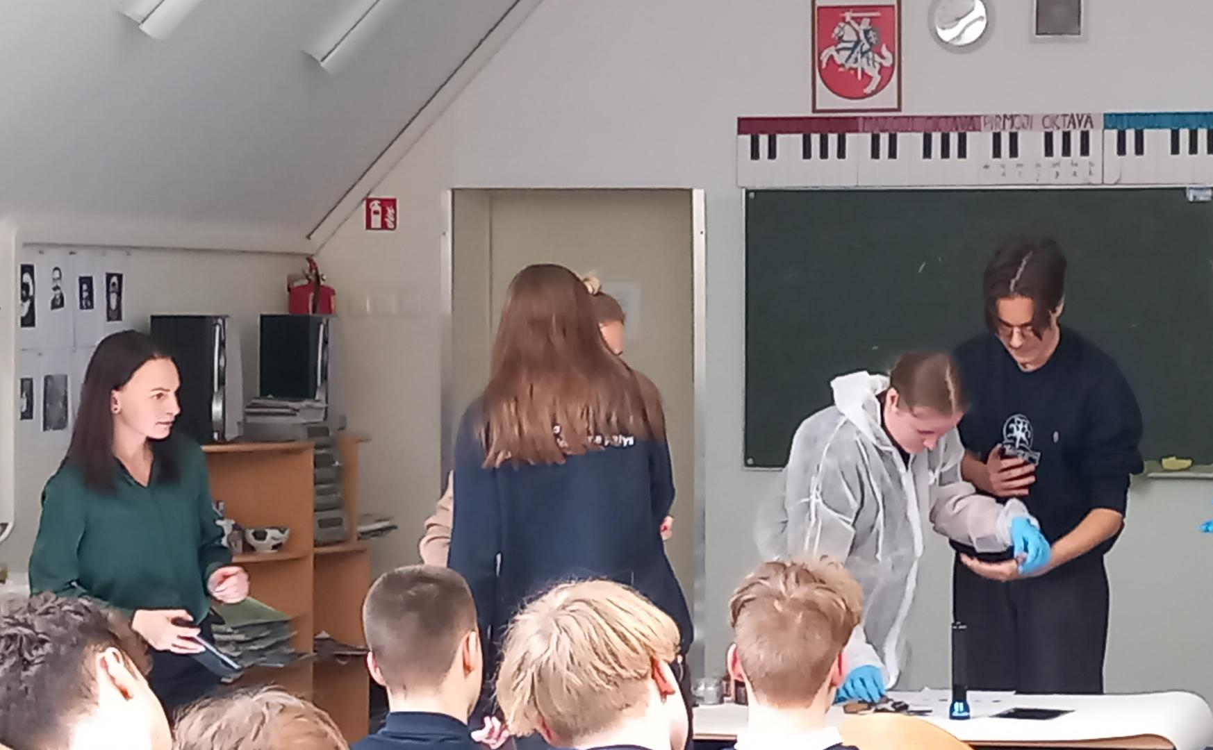 Kriminalistikos profesijos paslaptys Vilniaus Vytauto Didžiojo gimnazijoje